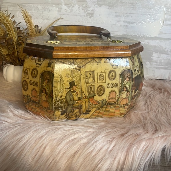 Vintage 1970’s Dutch Anton Pieck Decoupage Octagon Wooden Purse, Bakelite Handle - Picture 3 of 10